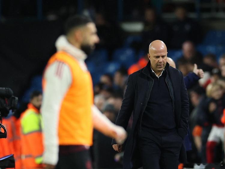 英媒talkSPORT报道，在萨拉赫采访公开表达不满后，利物浦高层选择支持斯洛特