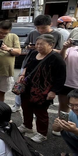 雷军武汉吃路边摊现场，很多人都在拍视频、拍照，可能只有这位大妈在全身心欣赏知名企