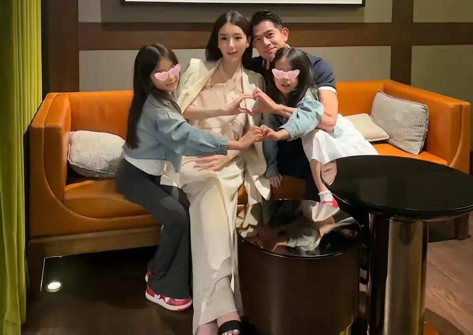 59岁郭富城又当爸了！港媒刚爆第三胎是6.5斤儿子，生在养和医院，天王直接把澳门