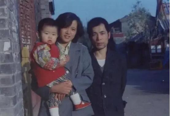 1981年，梁晓声经人介绍与北京姑娘焦丹相亲，谁知一见面梁晓声就对焦丹说：“我每