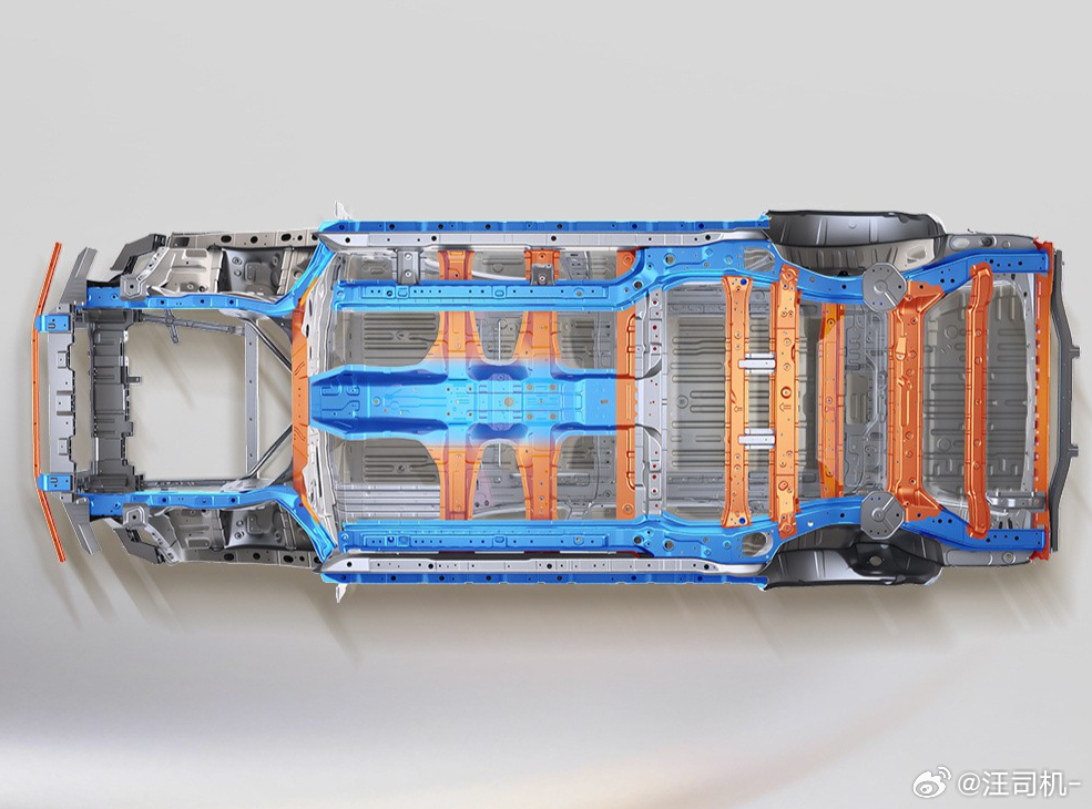 华境S，又一台不对称电池包偏向一侧的车，不知道是为了电池包远离排气降低热害，还是