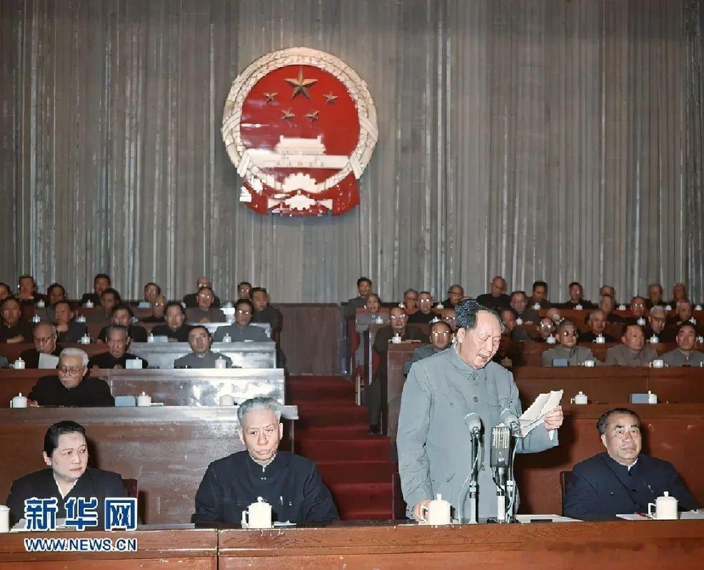 【毛主席：你们不让我开会、发言，想干什么 ？】1964年12月20日，毛泽东来到