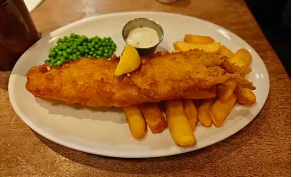 【能源市场震荡、化肥价格飙升等因素产生的“连锁反应”，令英国经营“国菜”炸鱼薯条