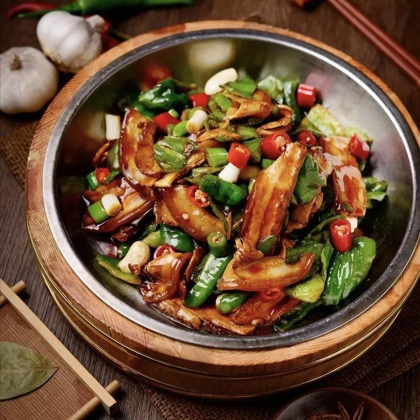 哪一个菜系是你的最爱？
鲁菜的葱烧海参藏着齐鲁的厚重
川菜的麻辣鲜香裹着巴蜀的热