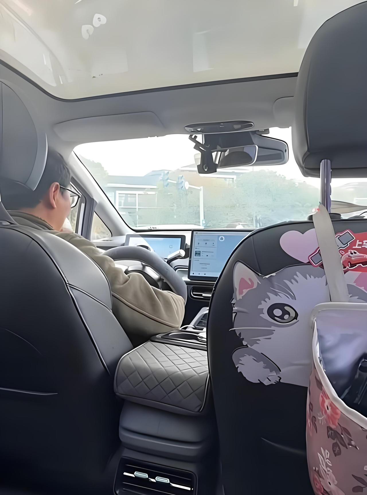 昨天出差回来打了网约车，由于路程较远，便与司机攀谈了起来，从中得知他不仅开网约车