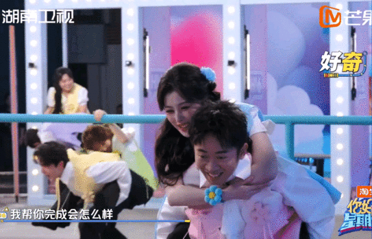 杨迪给孔雪儿都整迷糊了孔雪儿一脸懵还努力配合，真的又乖又好笑你好星期六