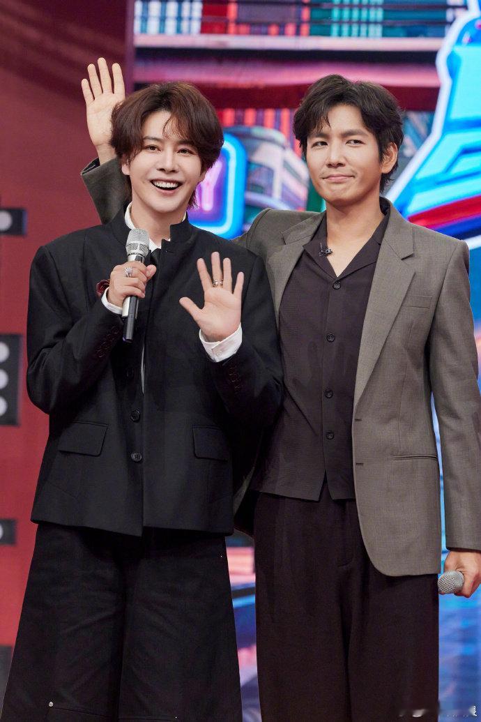 钟汉良跳舞还是这么能打优雅刻在骨子里，跳舞松弛又舒展，自带独一无二的绅士风度。 