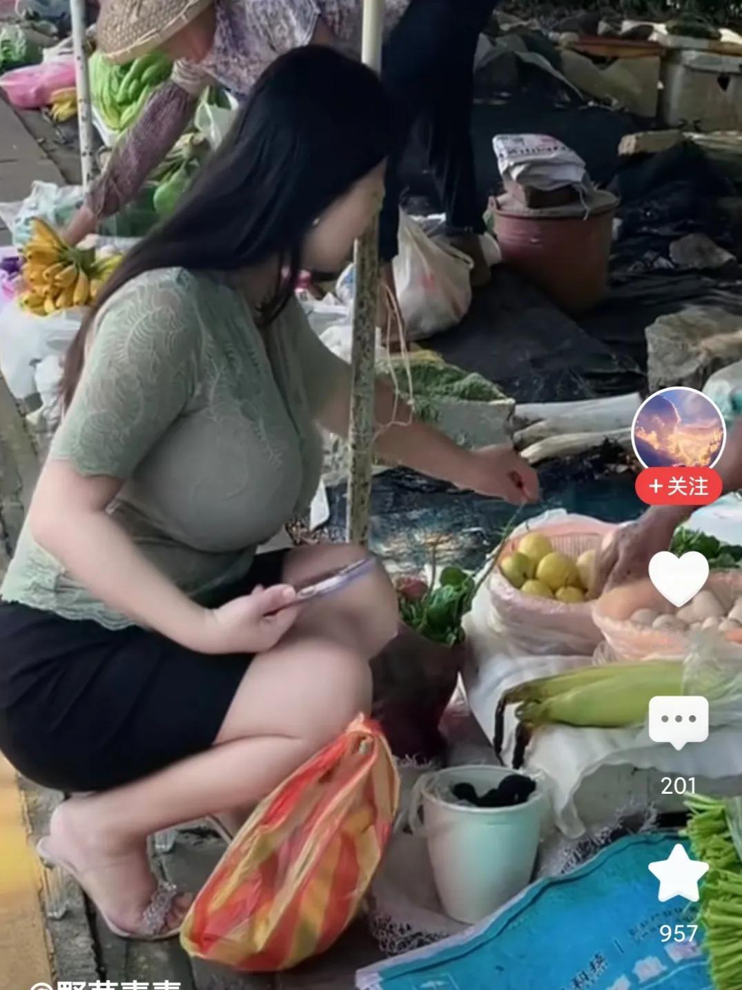 说个笑话。
   我的邻居，耳朵不好，有点耳背。一天，几个邻居在他家串门时，说昨