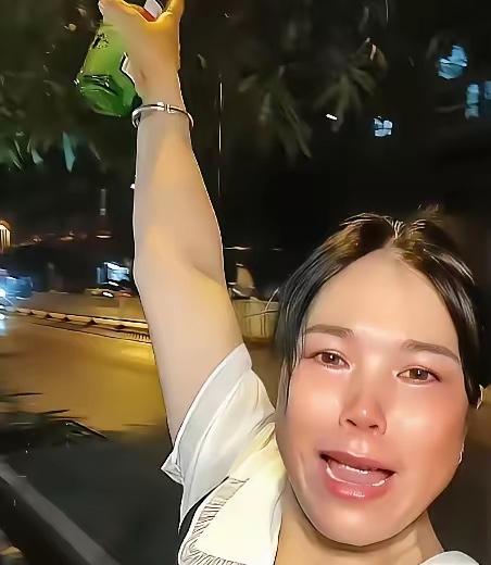 心疼的一幕，重演了！
国庆假期，郑州一女子深夜举着酒瓶当街大喊：千万别远嫁！她红