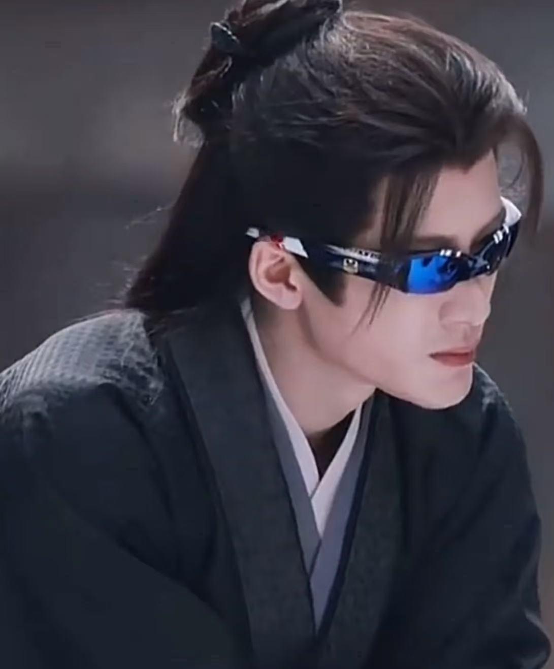 檀健次何不同舟渡戴墨镜路透檀健次新剧戴墨镜骑马路透檀健次《何不同舟渡》戴墨镜路透