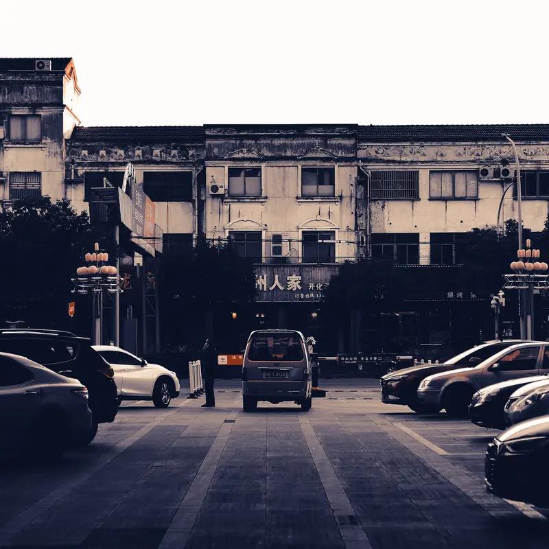 夜深人静时，我也会想，如果有轮回，下辈子还想来人间吗？小时候，觉得人间满是美好，