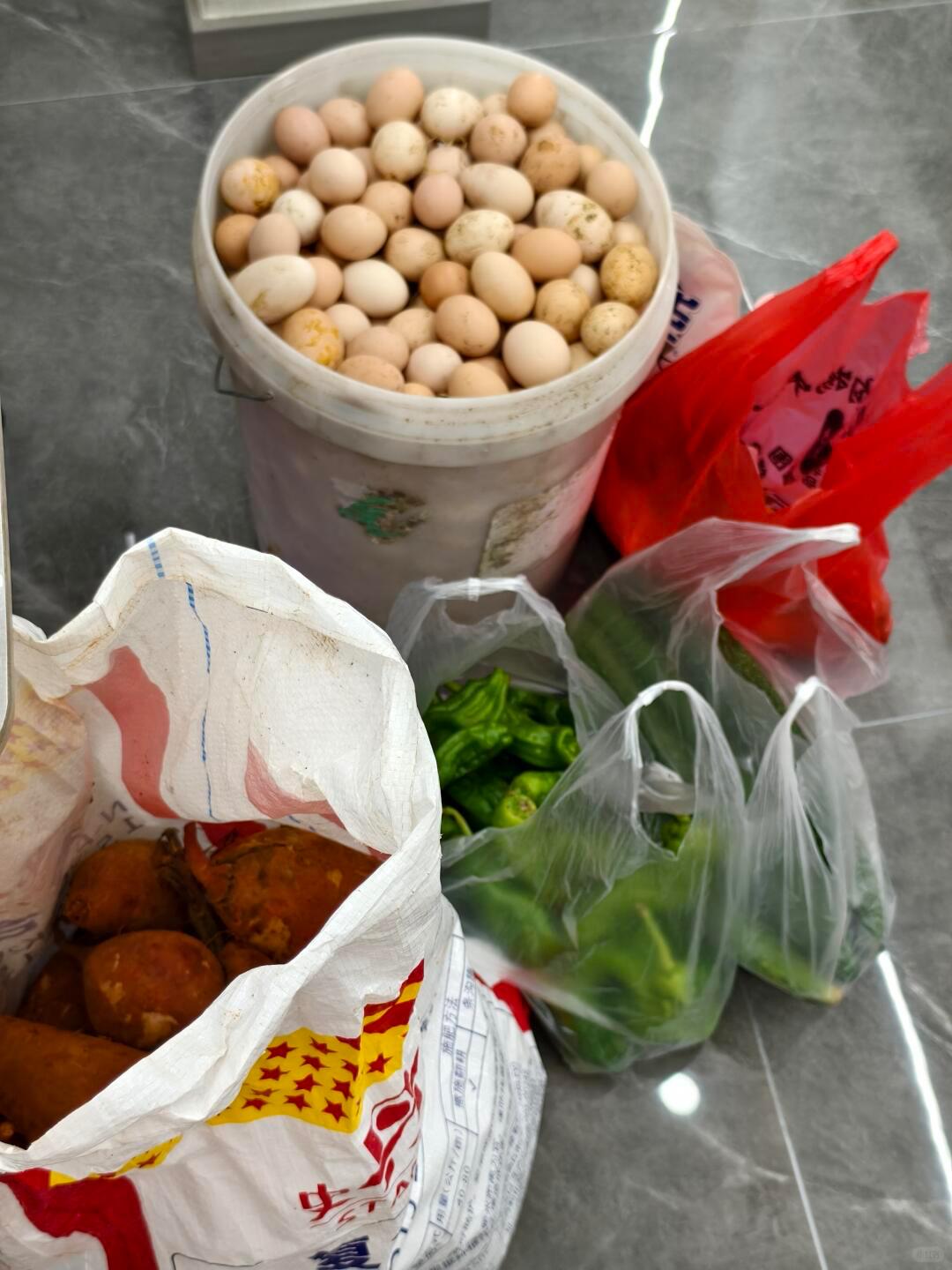 农村父母的爱，已经拿不出手了吗？

昨天收到一个老家来的快递，刚开始我还有点懵，