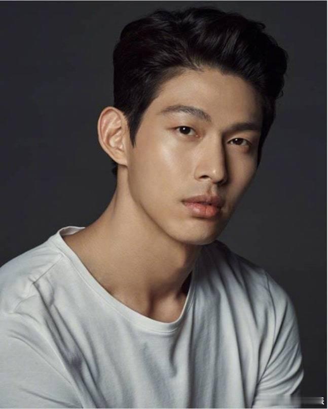 崔正元被判无罪被指控插足的韩国男演员胜诉 据韩媒，26日，前男团UN成员、演员崔