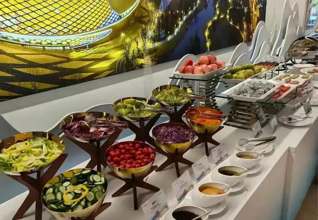 杭州亚运会尽显大国风范！近日，杭州亚运会食堂提供20元自助餐的消息震惊了中外媒体