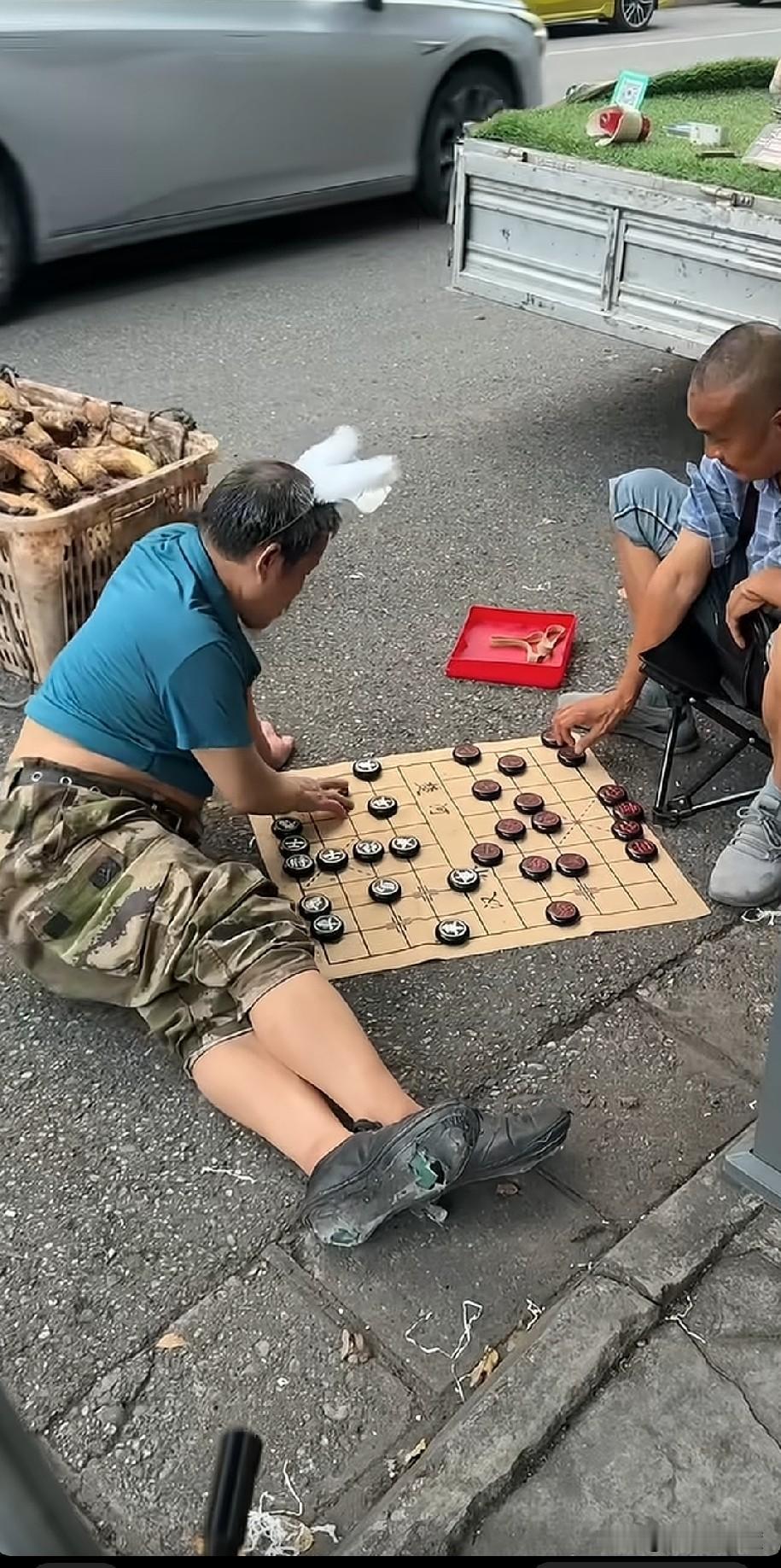 成都人民公园卖东西的大爷

这姿势不要太销魂了