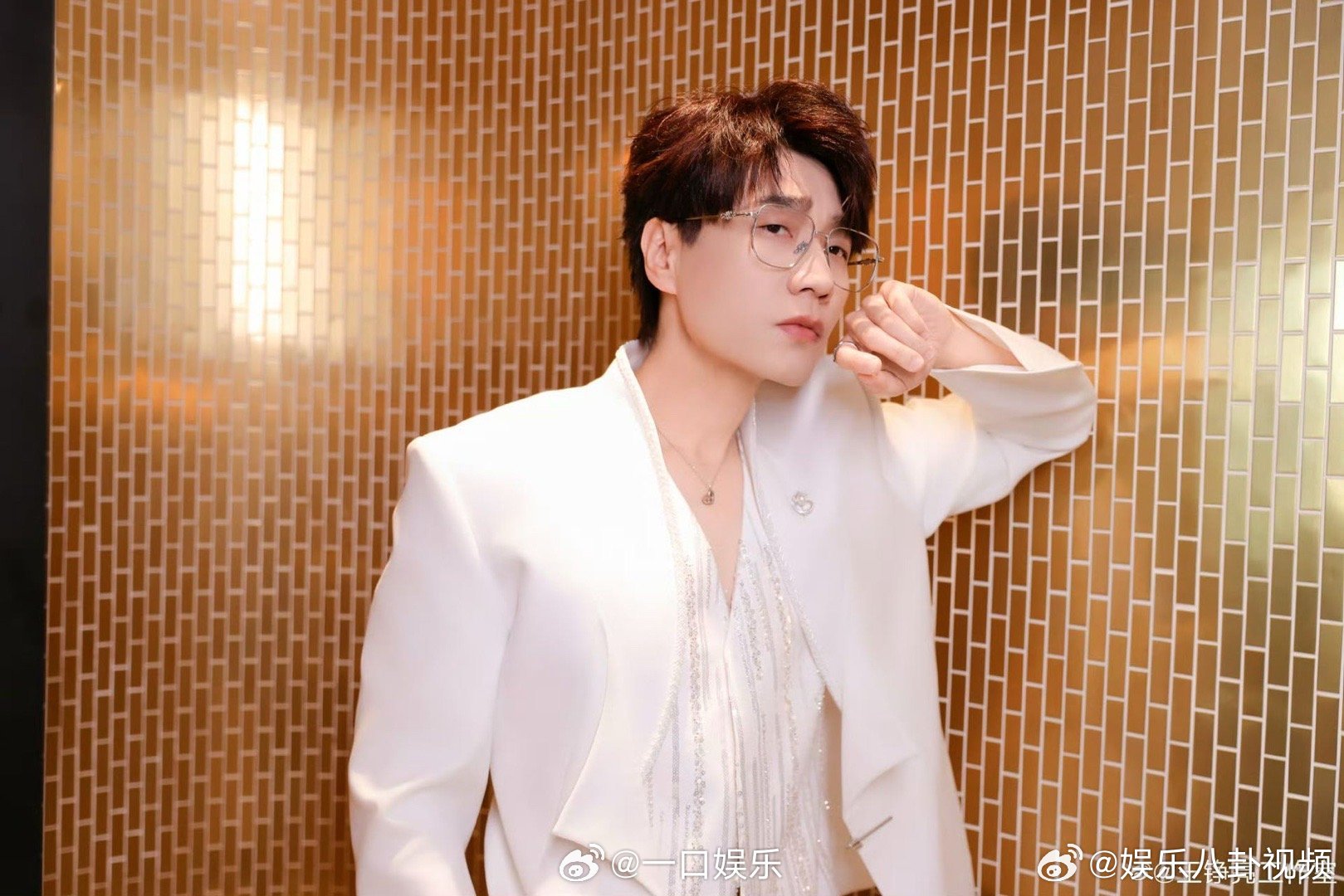 王铮亮巅峰之夜全开麦零修音 纯享顶级现场！巅峰之夜零修音全开麦献唱《凡心》，首句