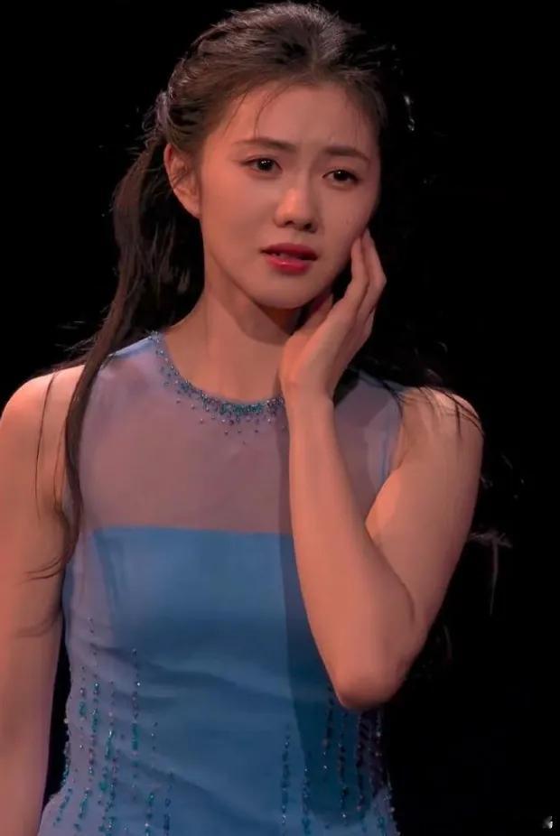 刘浩存的资源确实令人瞩目。这次她与海来阿木合作春晚舞台表演《梦底》，节目中加入的