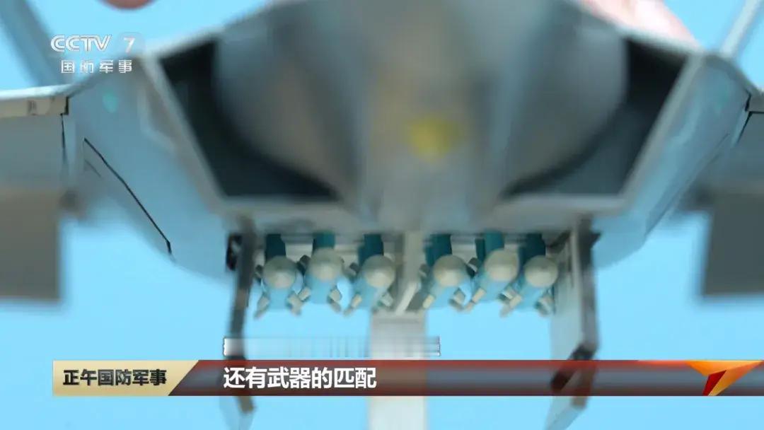 好家伙，央视直接曝光:歼-35战斗机主弹舱可以挂6枚中远程空空导弹！

央视报道