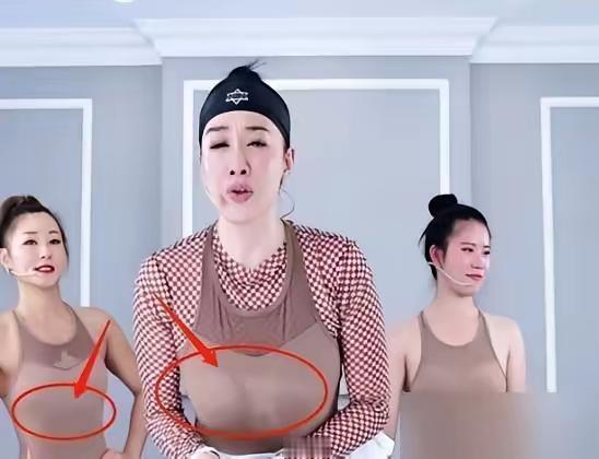 钟丽缇最近又上热搜了，
不是因为新剧，
也不是因为综艺，而是因为她穿了一件裸色紧