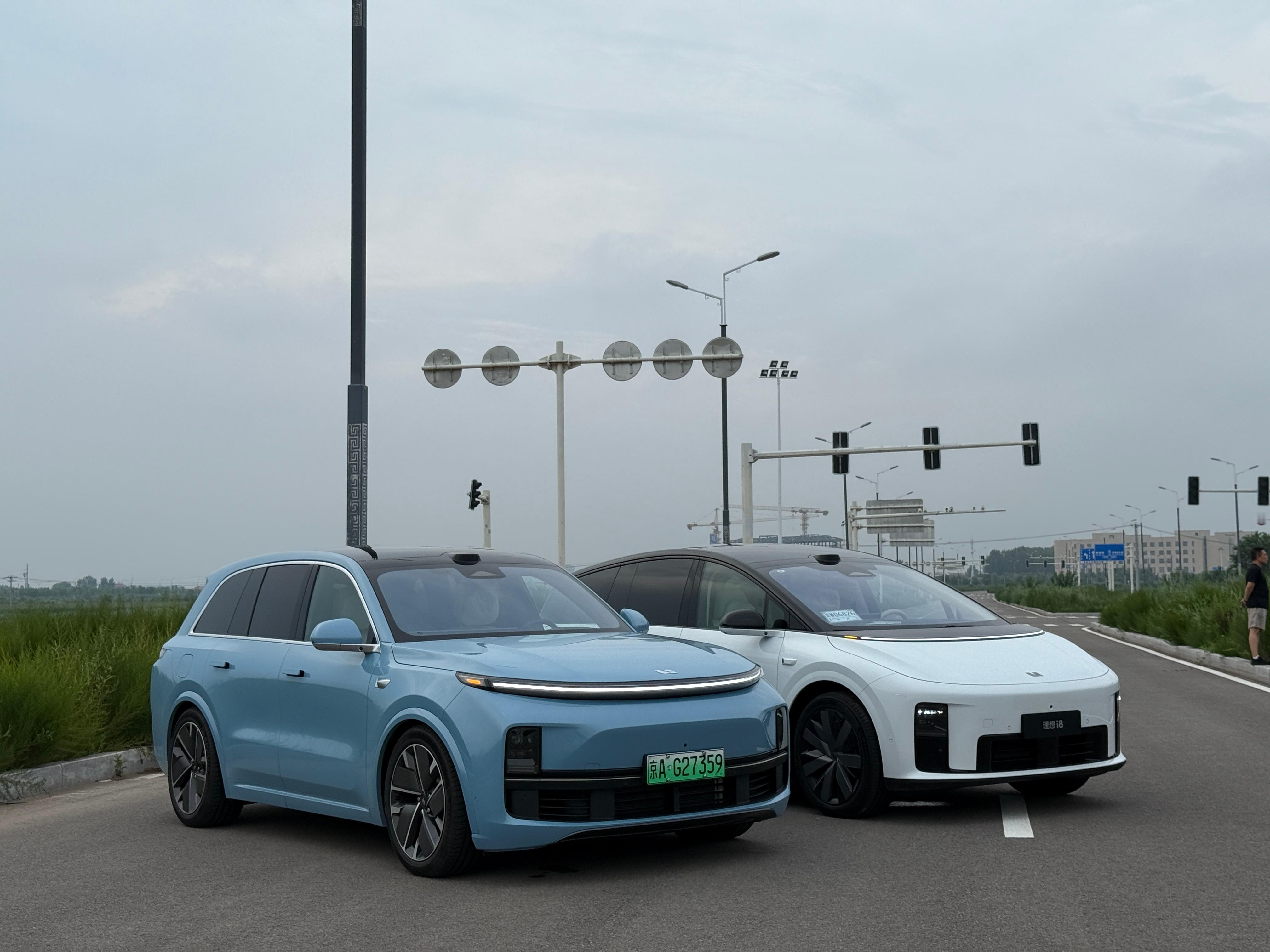 理想i8与理想L8的合影。[耶]一款是增程SUV的永恒经典，一款是纯电SUV的设