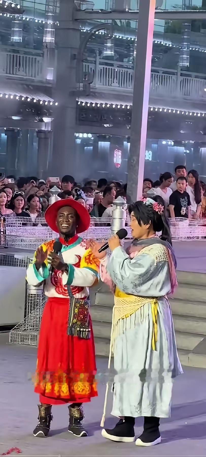 这也叫艺术吗？纯粹是在丑化传统文化，真是不嫌害臊。朱子文的朴实无华哪里去了？为了
