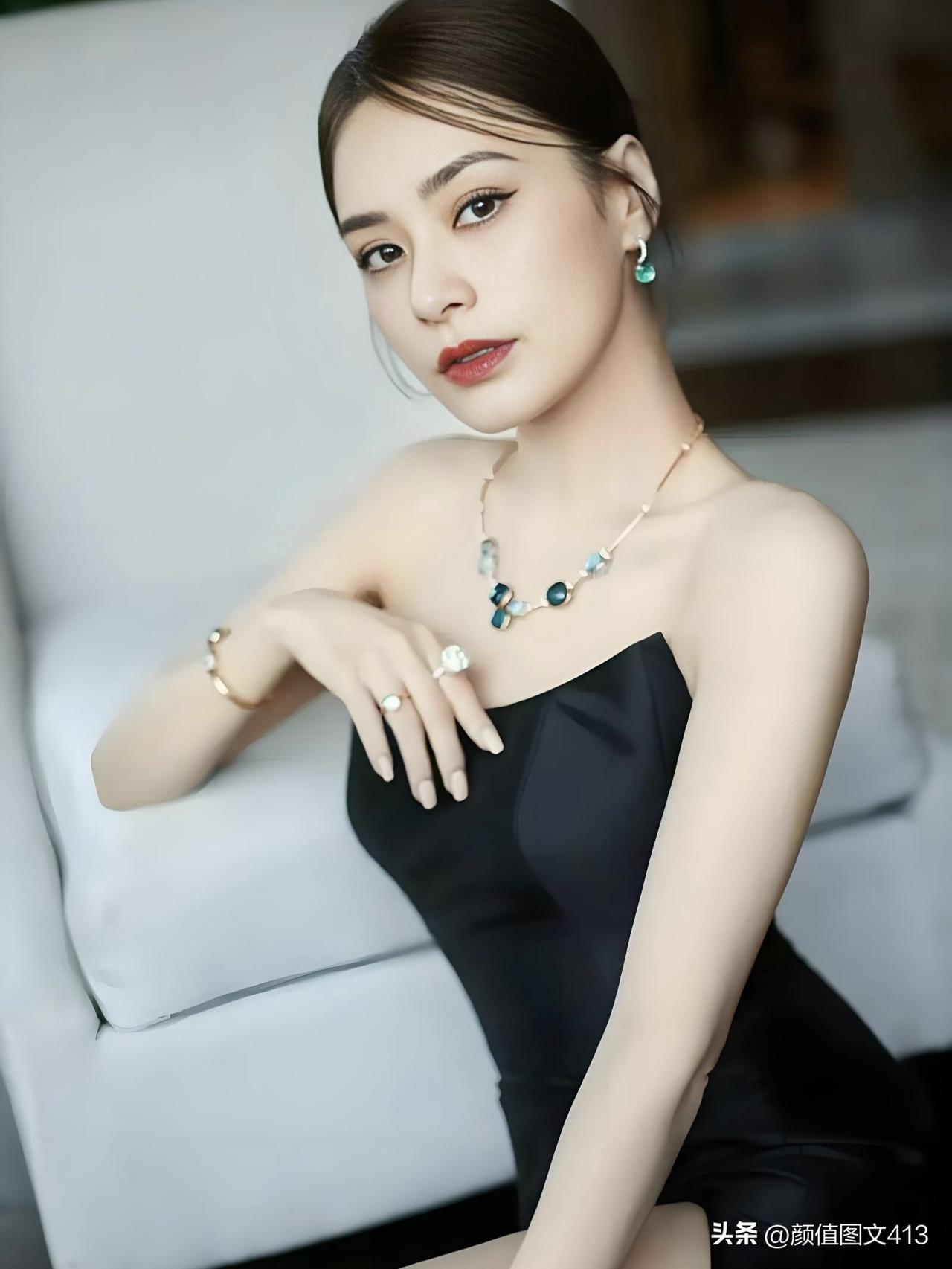 阿娇的美，是历经千帆后的松弛与坚定。褪去青涩，她愈发从容温婉，一颦一笑皆是岁月赋