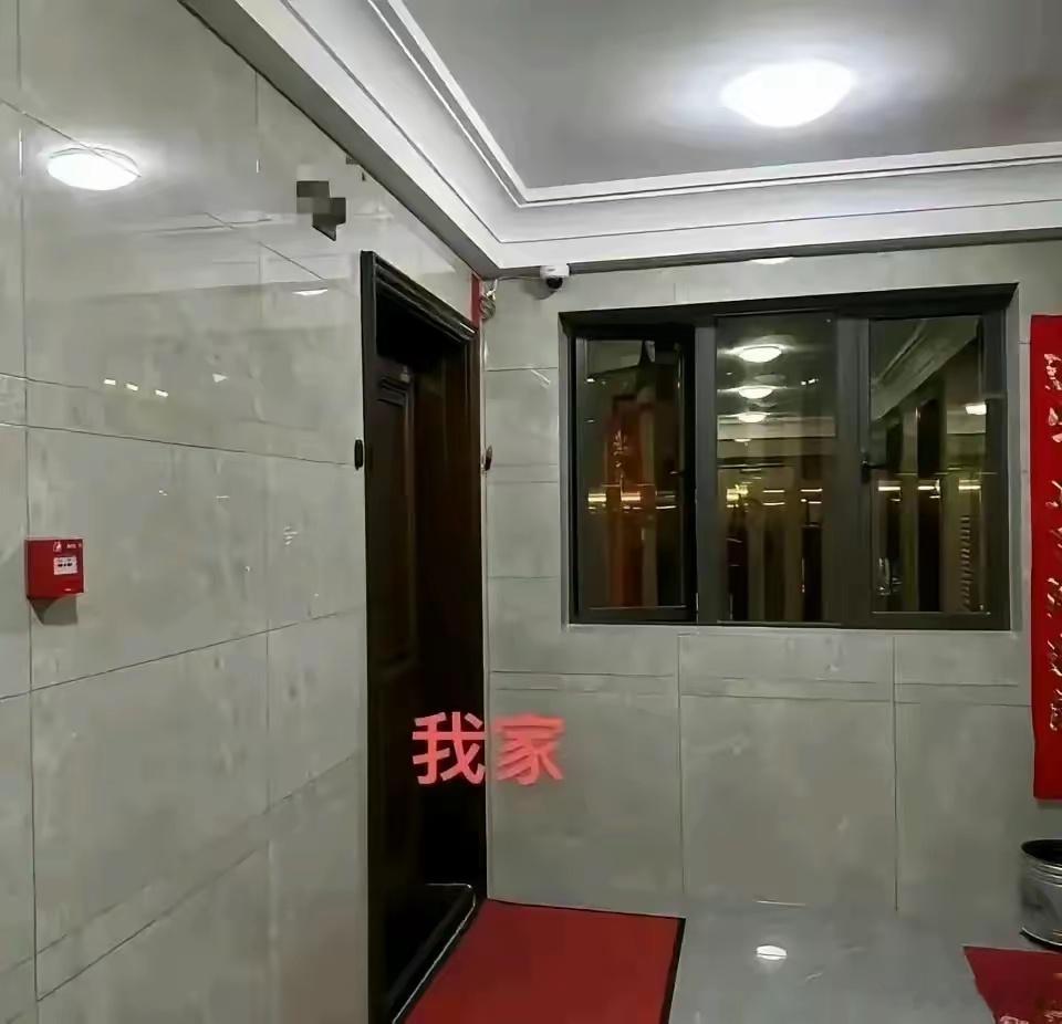 深圳网友问，邻居门头上挂那么多东西，自己该怎么反制？[允悲] 