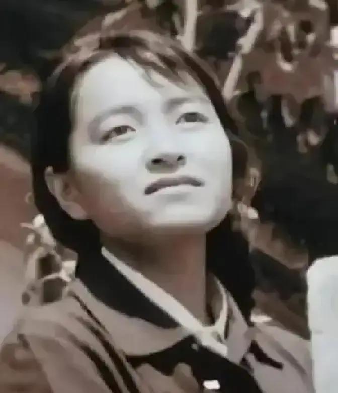 1995年，洛阳一间不到十平方米的审讯室里，39岁的褚映群被关了整整4个月。后来