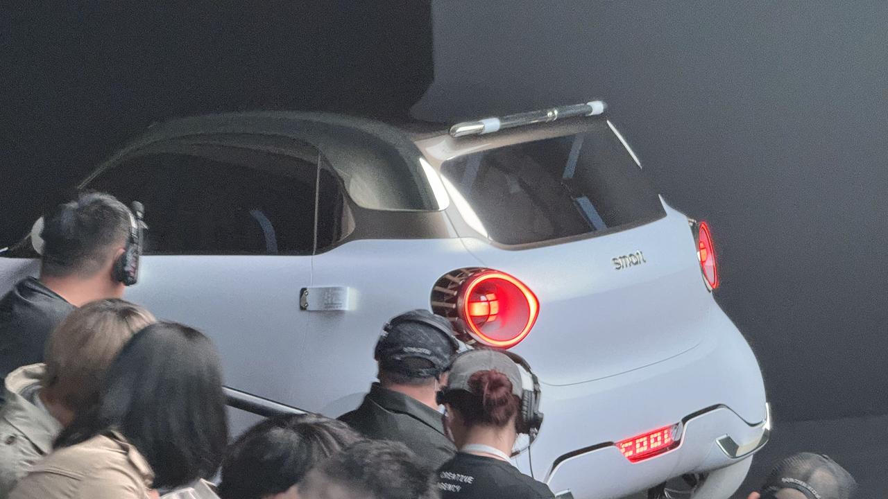 扑街smart……
就出来亮相一下，然后自己开走了….
服！想拍视频都拍不到（一