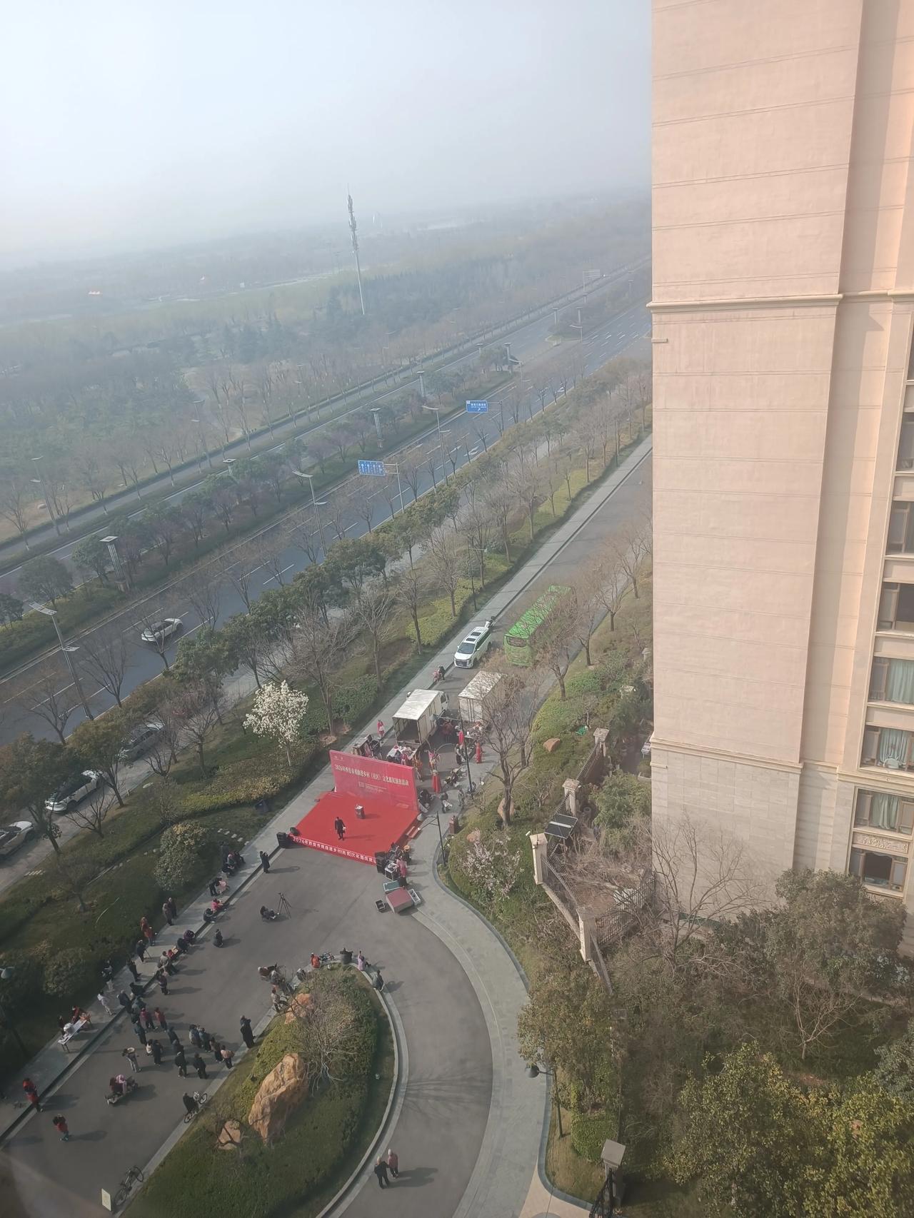 中国目前混的最差的是这些基层艺人，我下图就是基层艺术团演出现场。免费都没有几个人