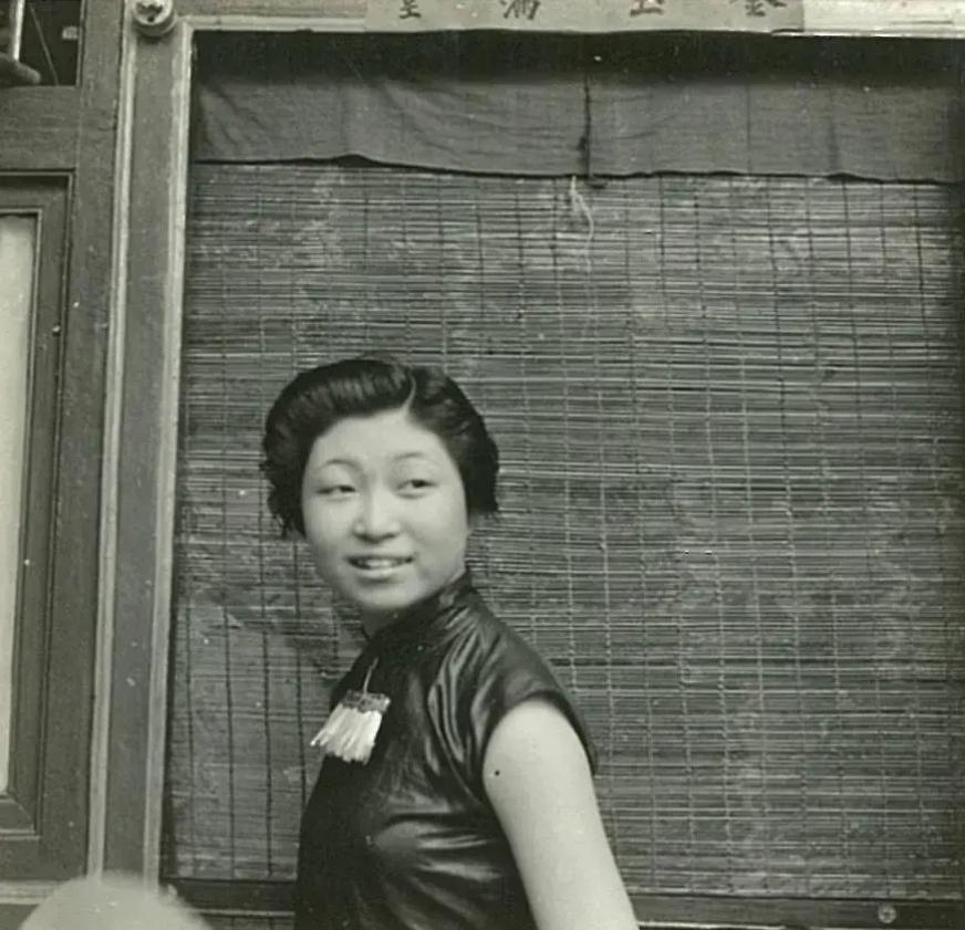 1939年北京城的一名青楼女子，涞源《华北交通写真集》。 ​​​