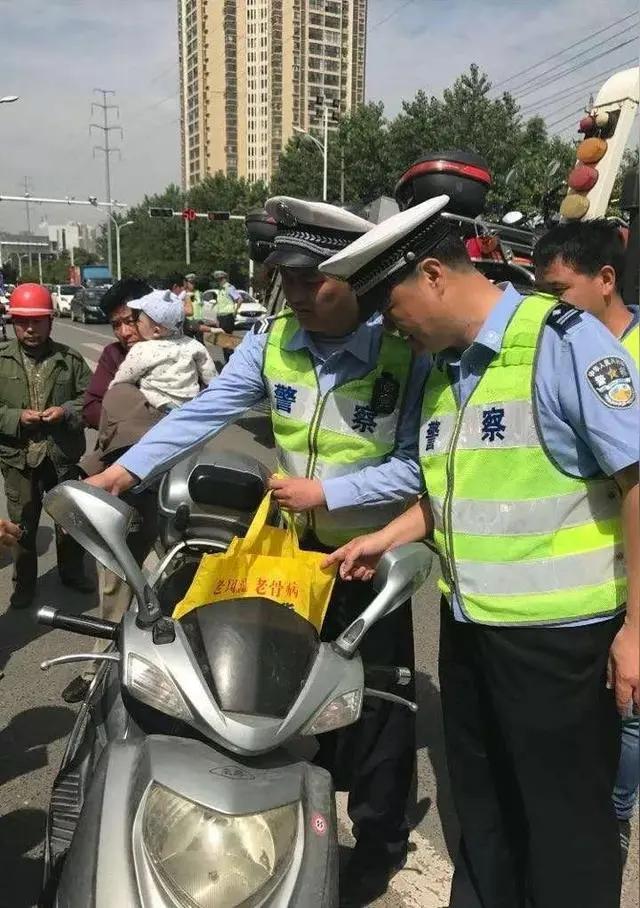 南阳公职人员带头淘汰非标电动车 带头守安全树新风
近日，南阳向全市公职人员发出倡