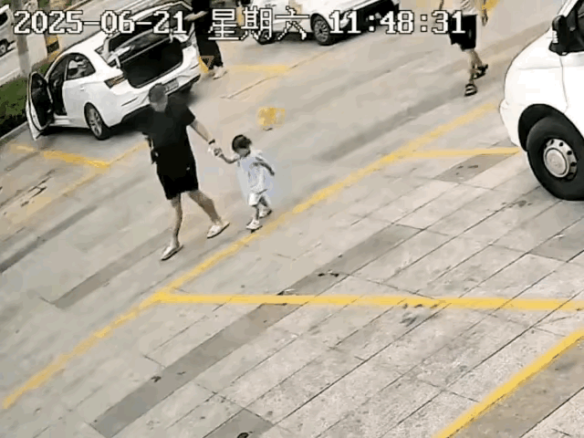 不合格的家长，令人匪夷所思！
视频中，路中的停车场所，只见祖孙二人，一前一后的走