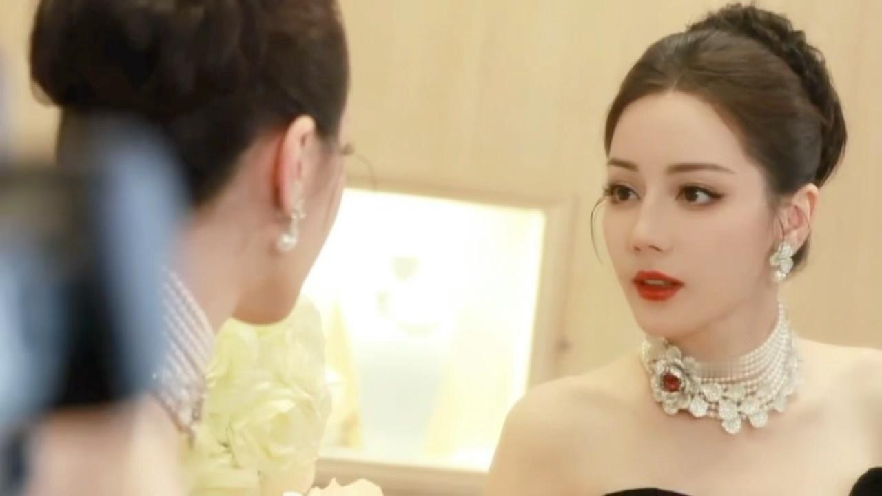 娱乐[超话]迪丽热巴照镜子这段迪丽热巴在认真欣赏自己[苦涩] ​迪丽热巴在认真欣