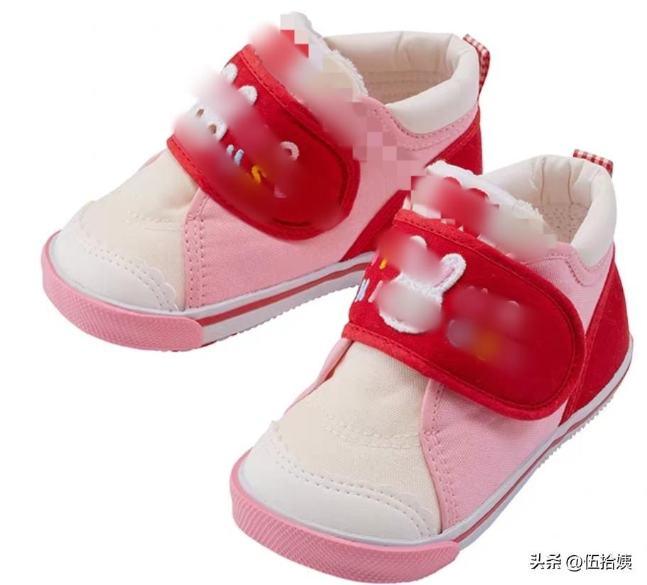 一岁左右宝宝的一双鞋，你们觉得大概多少钱？五六十？两三百？
贫穷限制了我的想象，