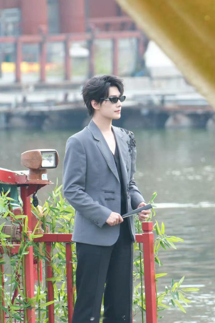 杨洋清明上河园游湖杨洋清明上河园古代公子游湖具象化了在清明上河园的水波粼粼间，在