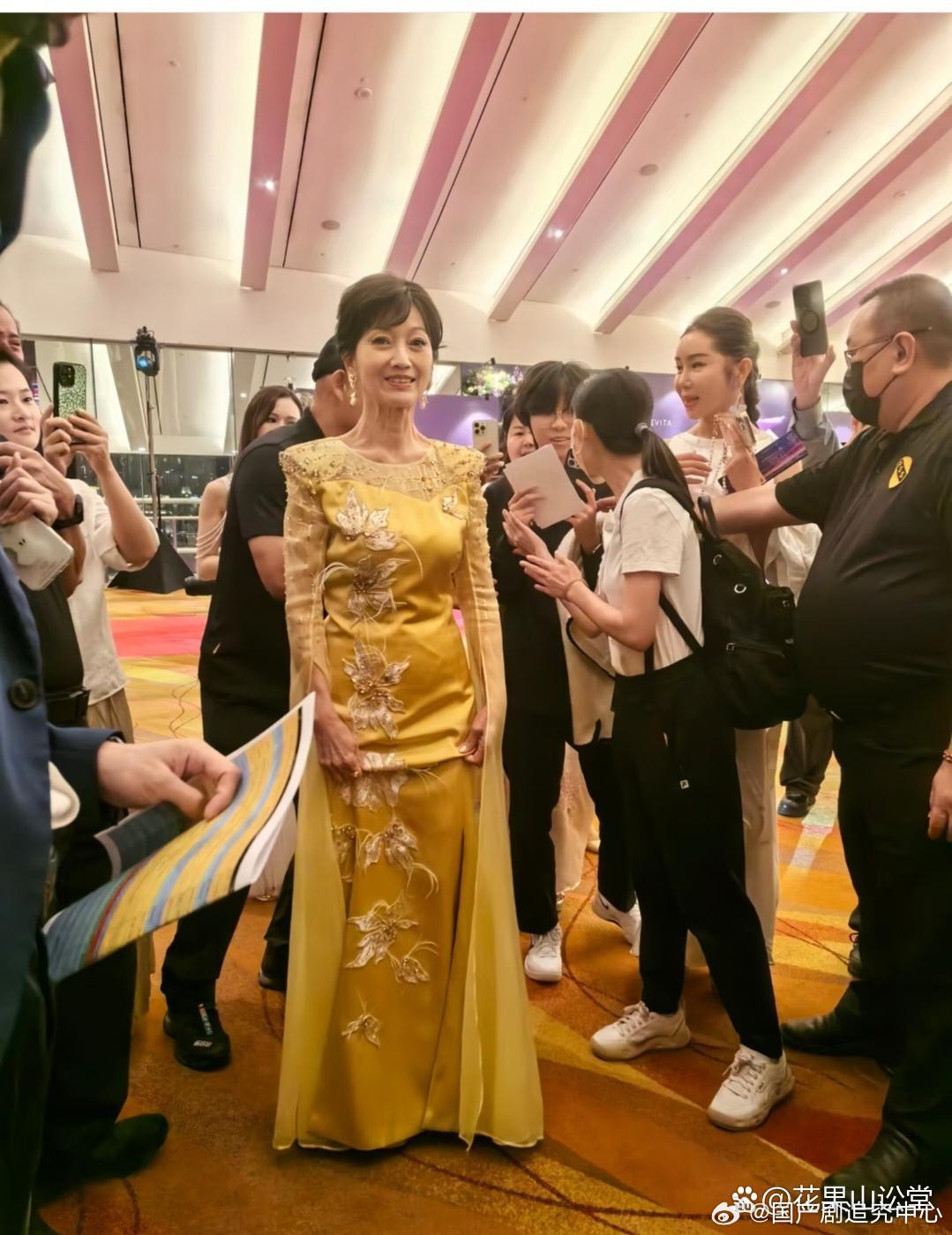 赵雅芝，没涂口红看着太没气色了。 