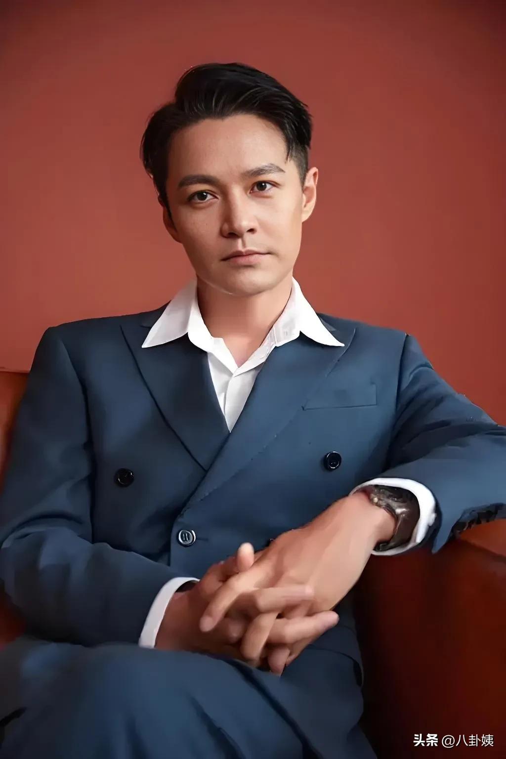 演员脱下孔乙己的长衫，不丢人！演员陈龙说：“演员为了生活，在景区打工怎么了？都需