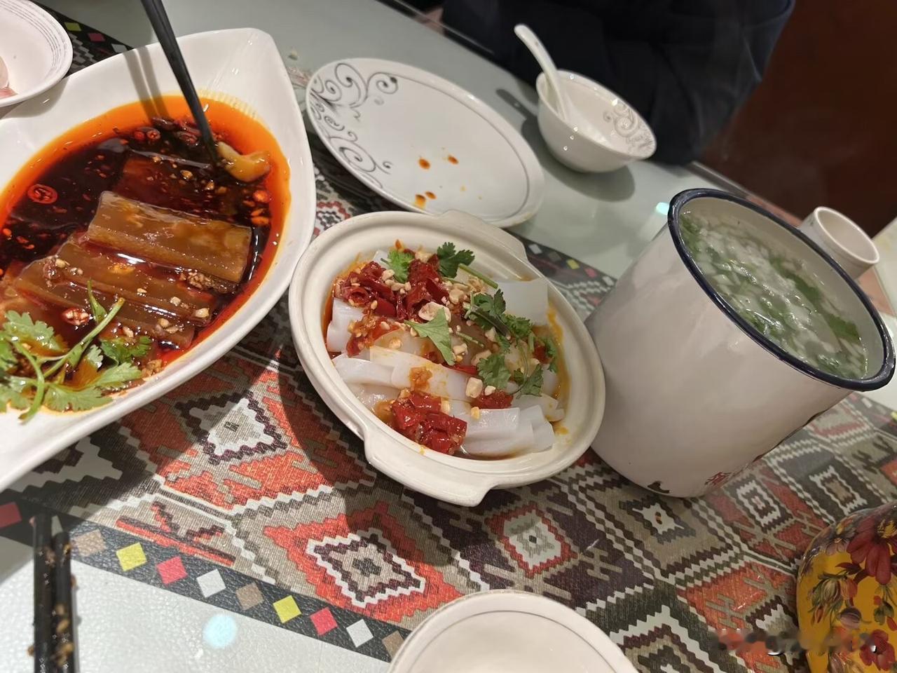 今天在库尔勒街头闲逛，无意间撞进了一家维吾尔族小饭店，推门的瞬间，仿佛穿越进了古