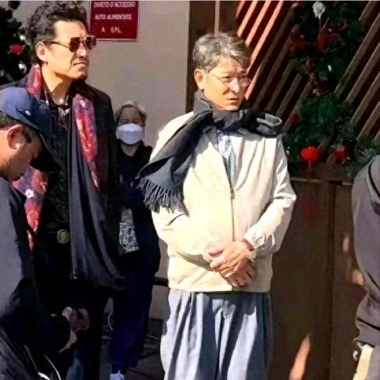 66岁的刘德华，最近顶着一头毫无遮掩的纯白头发，直挺挺地闯进了大众的视线。

曾