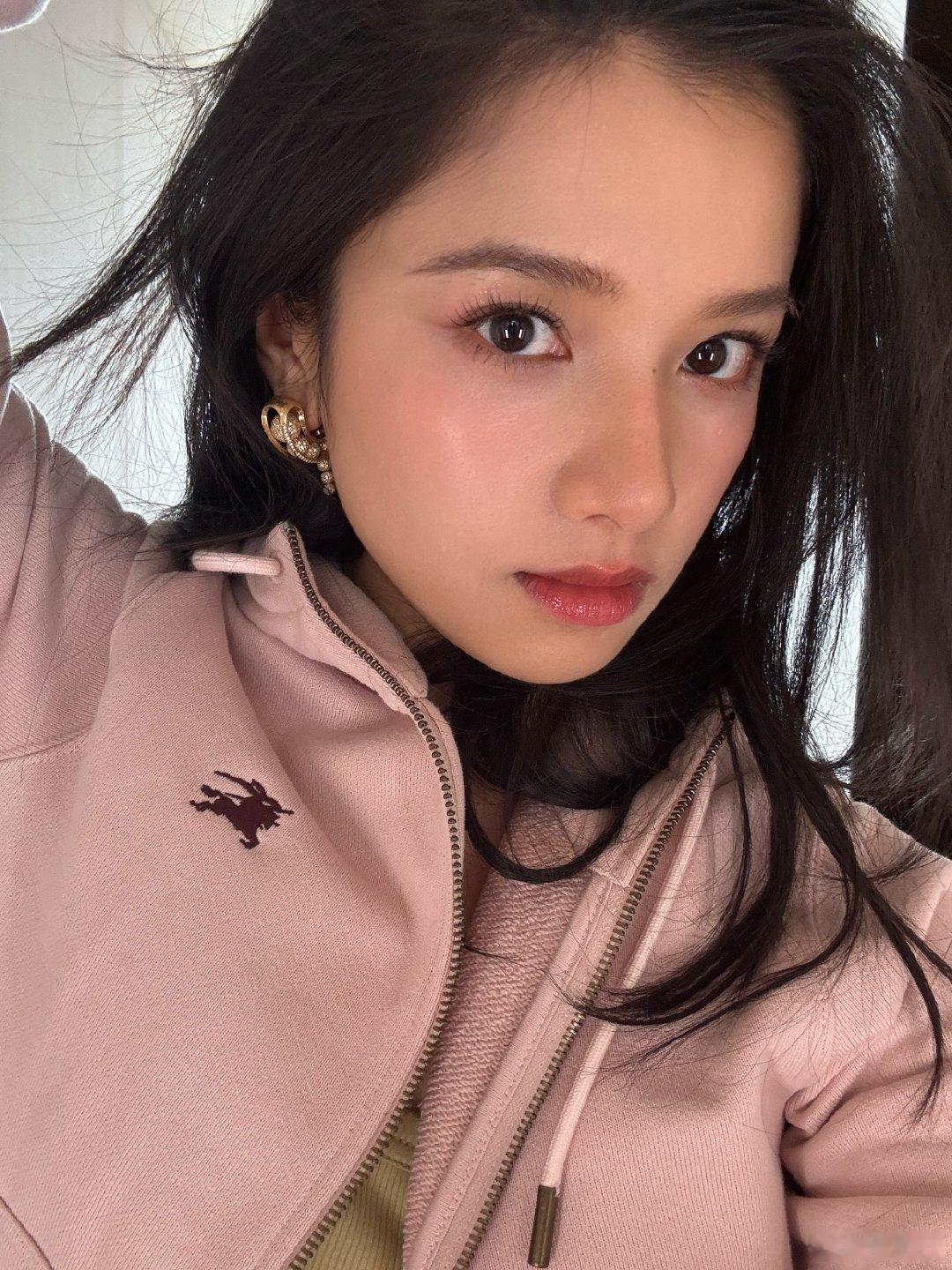 张婧仪冲锋衣look张婧仪雏菊头像张婧仪雏菊头像，美晕了啊！ ​​​