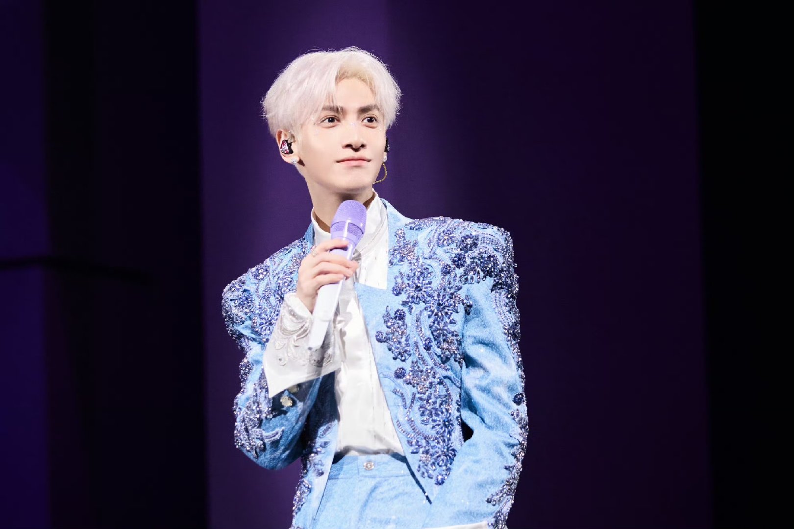 罗云熙成都演唱会神级开场罗云熙从天而降被罗云熙从天而降的出场狠狠戳中！红衣银发骑