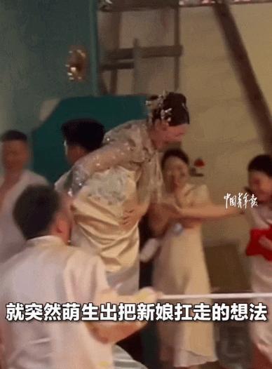 河北邢台，一对新人结婚，接亲时双方拔河比赛，男方赢了才能将新娘接走，眼看双方僵持