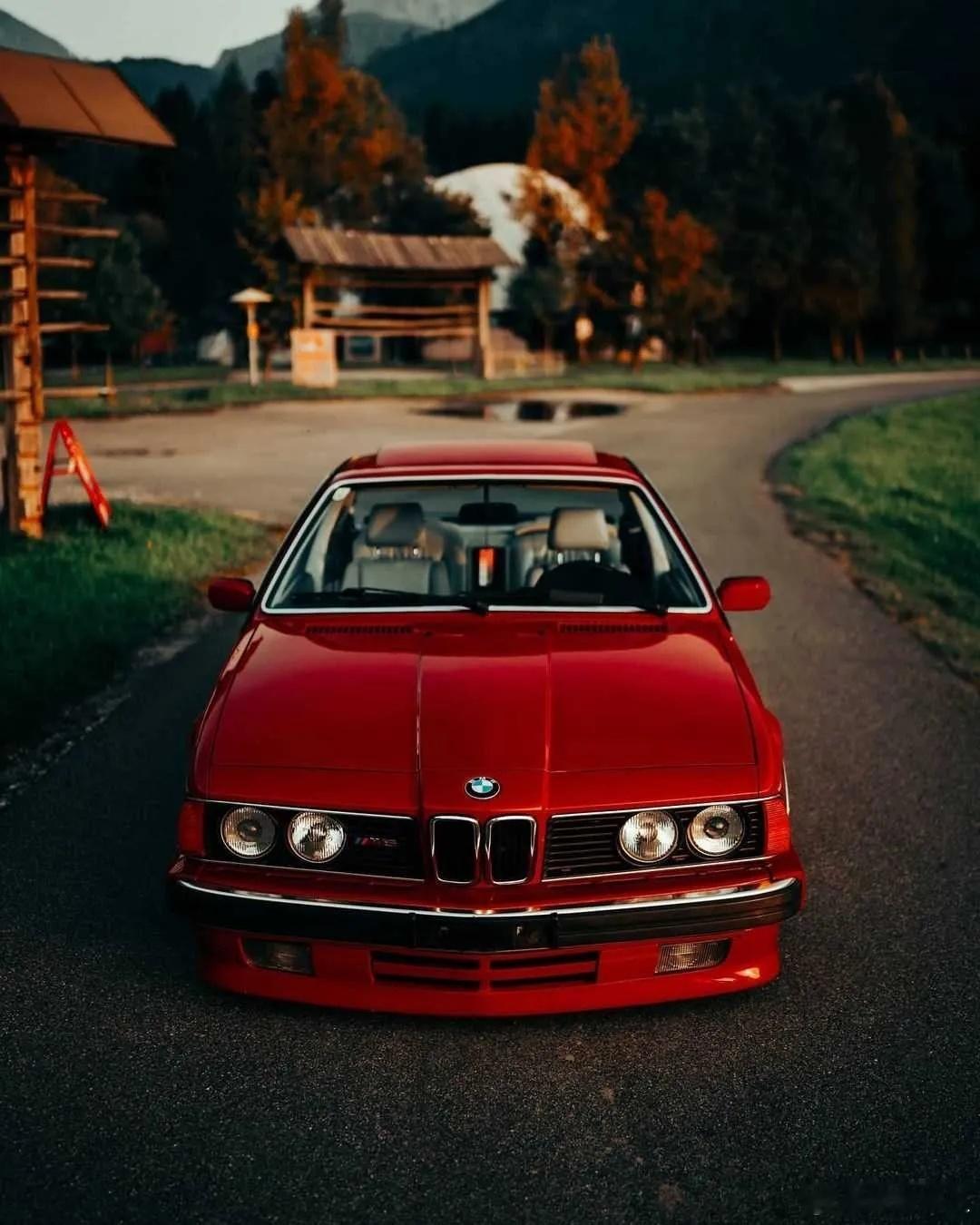 80年代宝马E24 6系，鲨鱼鼻前脸划开时光。无B柱设计、直六声浪，是机械与优雅