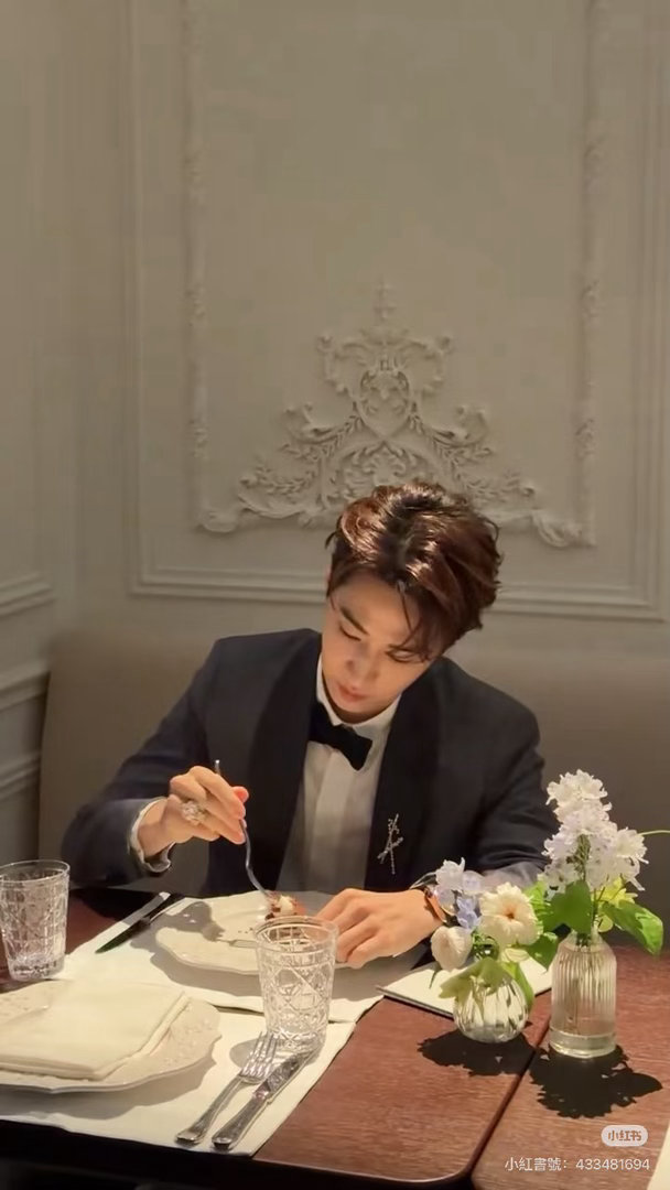 晚宴内场里的刘宪华晚宴内场一眼沦陷刘宪华！温润优雅，贵气天成，举手投足全是高级温