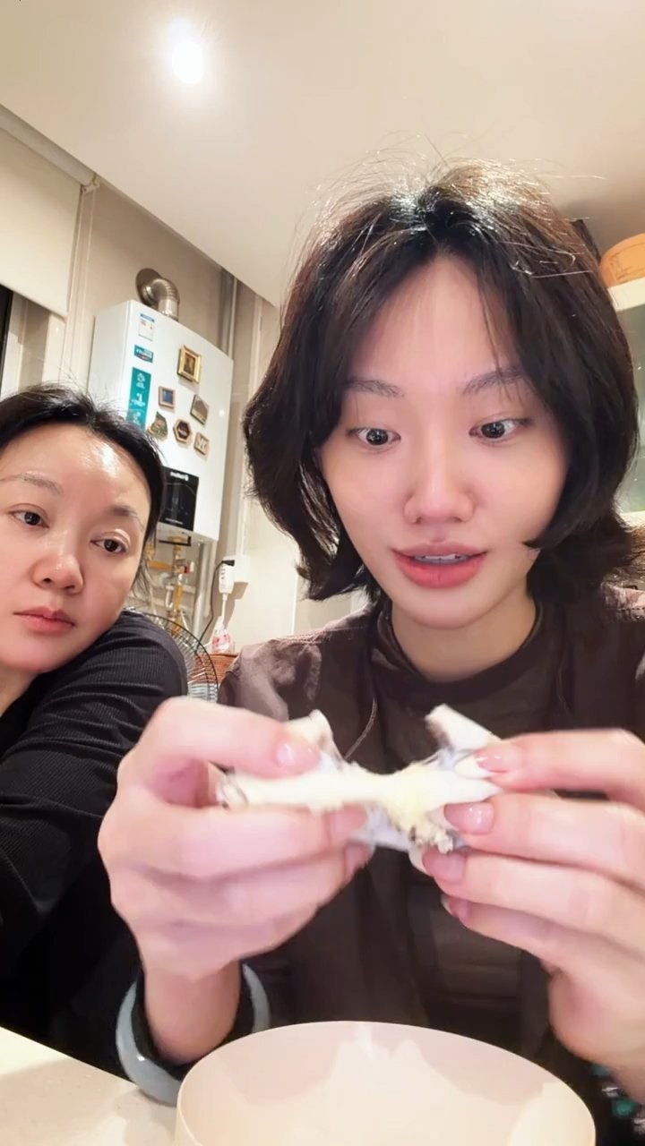 闫妮女儿综艺首秀闫妮醉酒女儿晕碳天才厨人这期节目笑点实在密集，节目组准备了各式各