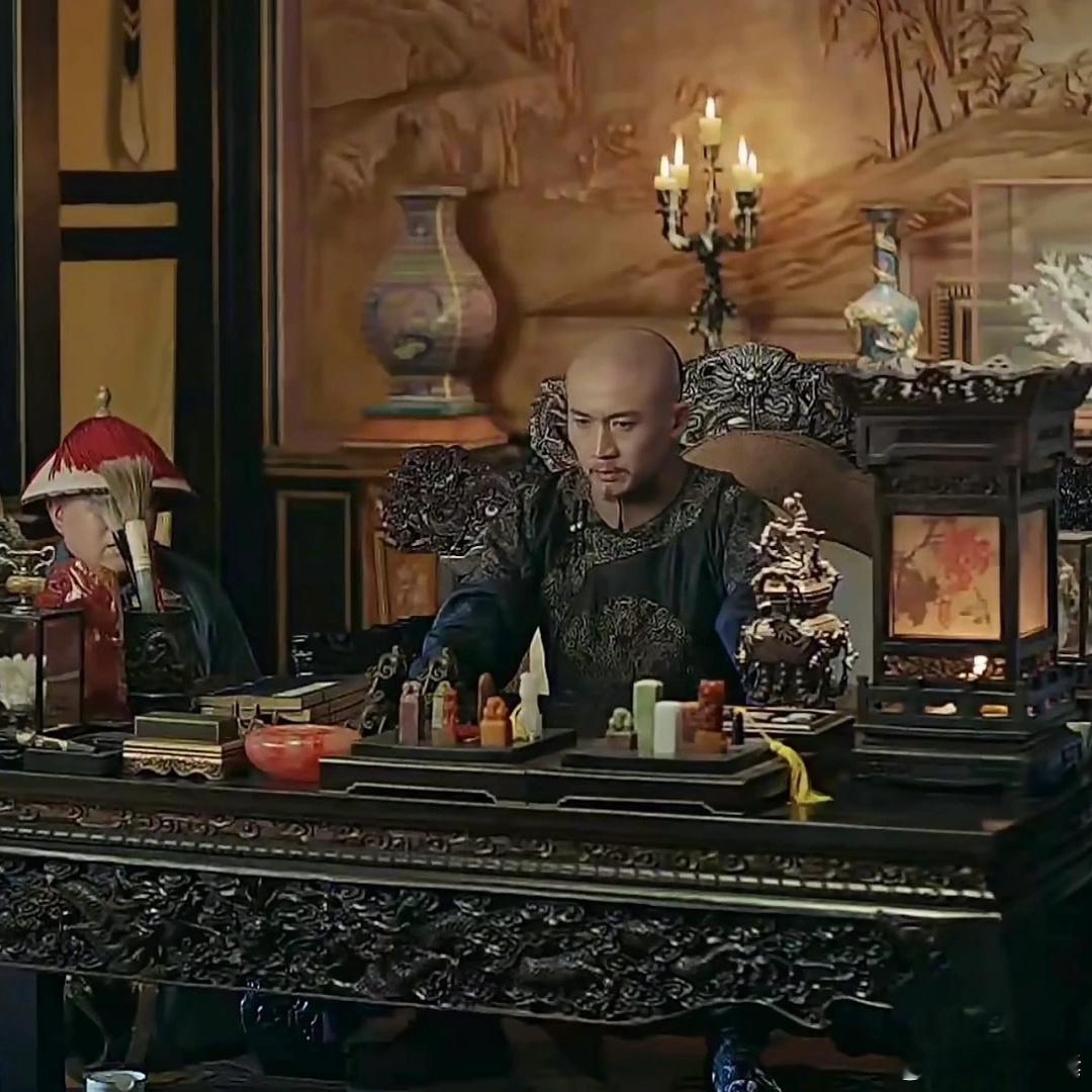 #延禧攻略# 的道具组是讲究细节的，乾隆桌上一整排的章哈哈哈哈哈哈哈哈哈，片头曲