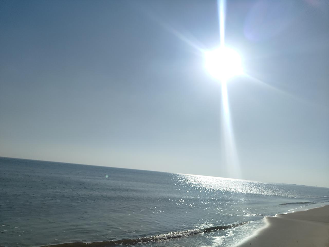 阳光明媚，海风微拂！
走在细细的沙滩上，回望来时的路，一步一个脚印，清晰却又渐消