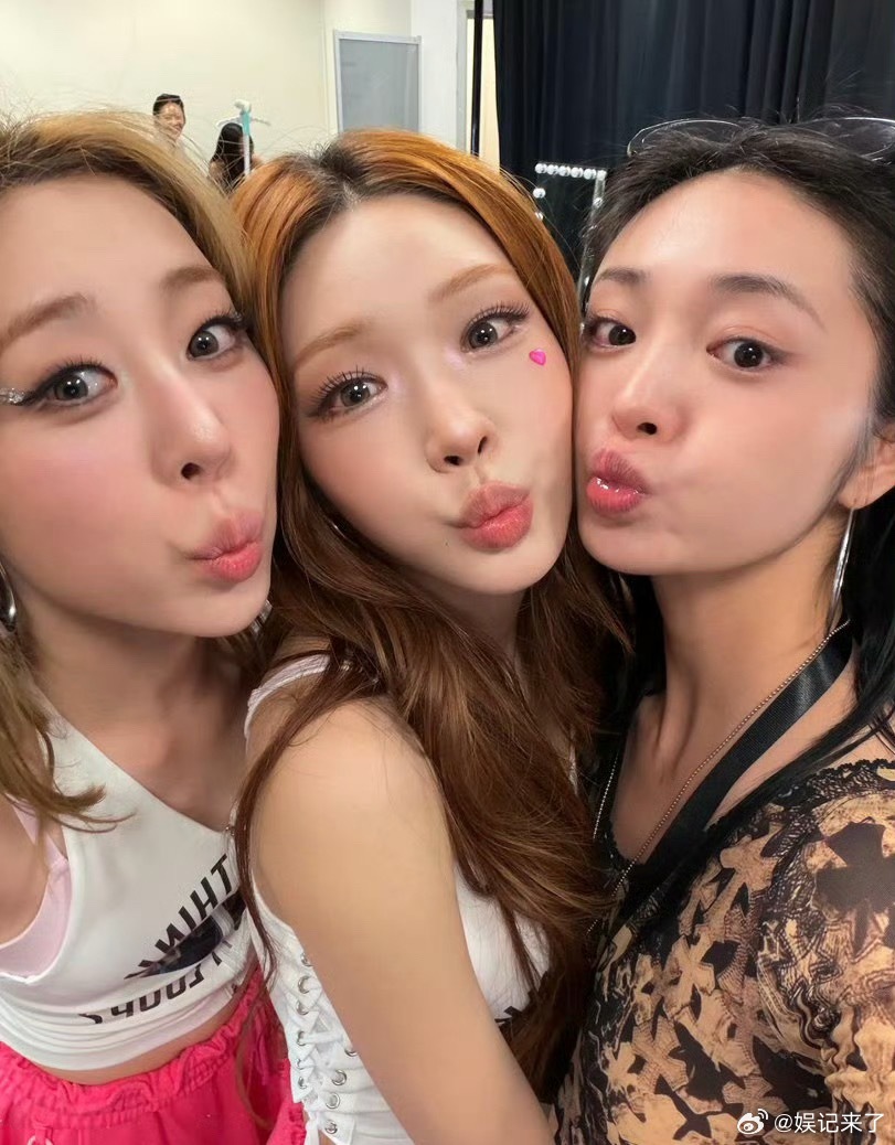 周洁琼IOI后台合照哇塞诶，都是美丽的小姐姐
