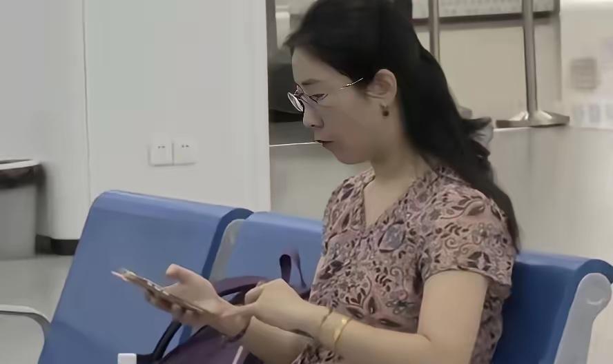能看得出来，朱女士已经下定决心，要通过重婚自诉追究丈夫责任，

一副不达目的绝不